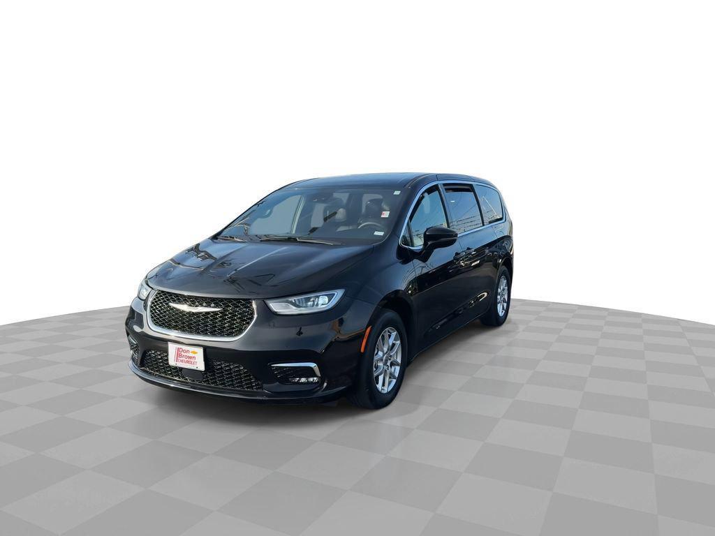 used 2025 Chrysler Pacifica car, priced at $31,165