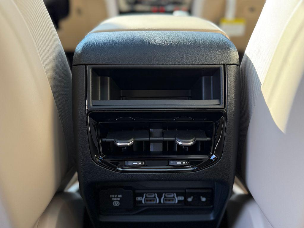 new 2025 Jeep Grand Cherokee car, priced at $45,645