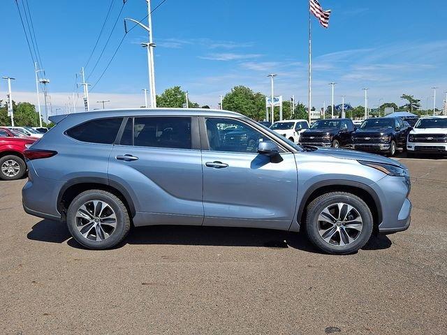 used 2023 Toyota Highlander car, priced at $36,989