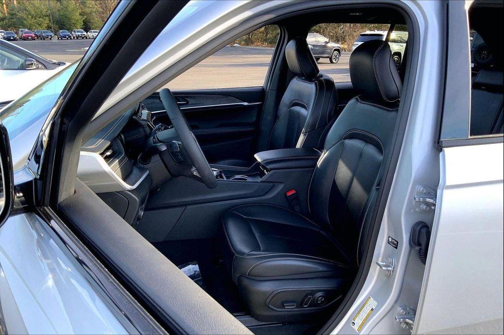 used 2024 Jeep Grand Cherokee car, priced at $37,990