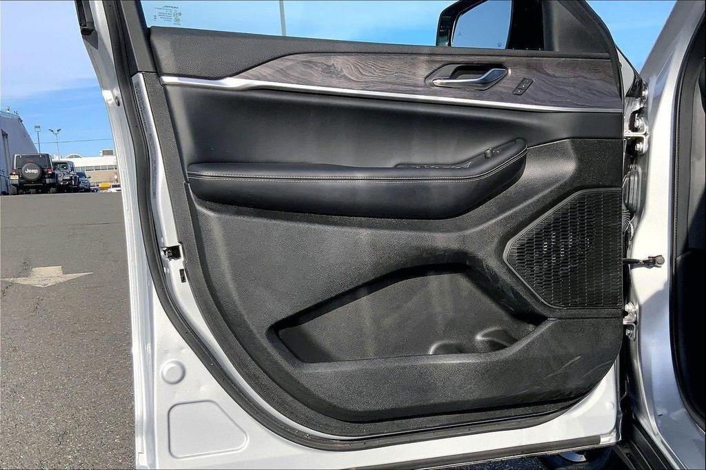 used 2024 Jeep Grand Cherokee car, priced at $37,990