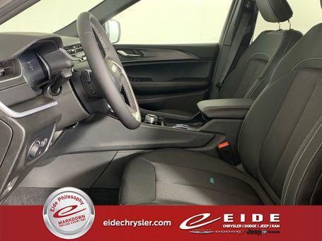 new 2025 Jeep Grand Cherokee car, priced at $35,799