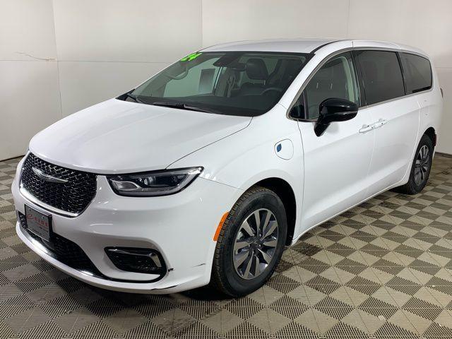 used 2024 Chrysler Pacifica Hybrid car, priced at $27,000