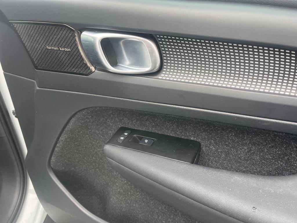 used 2021 Volvo XC40 car, priced at $24,888