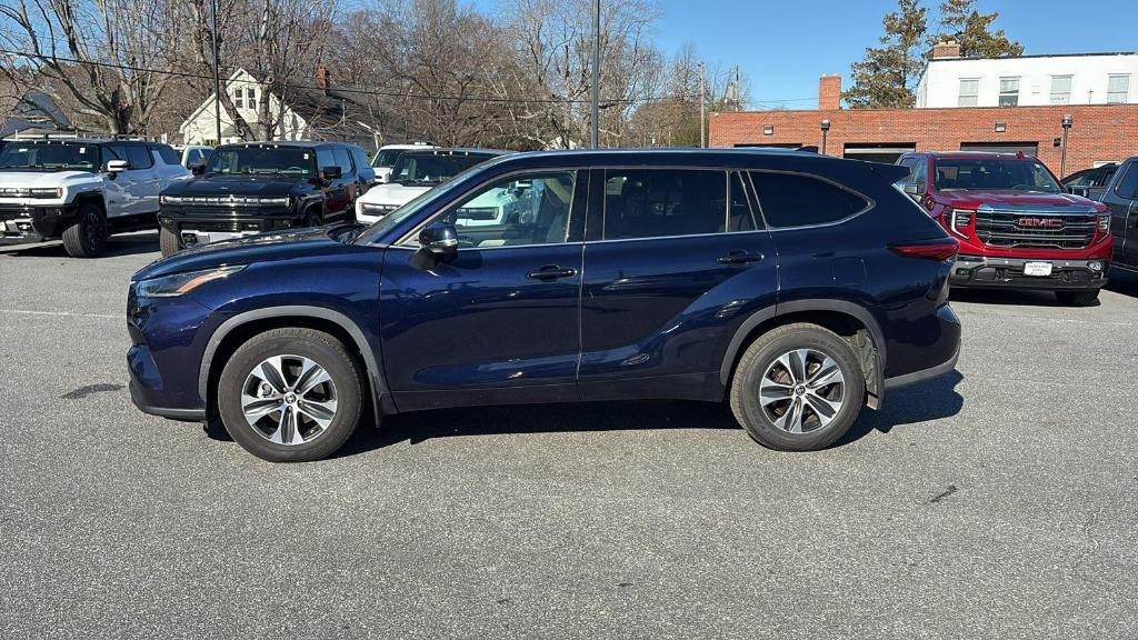 used 2021 Toyota Highlander car, priced at $25,999