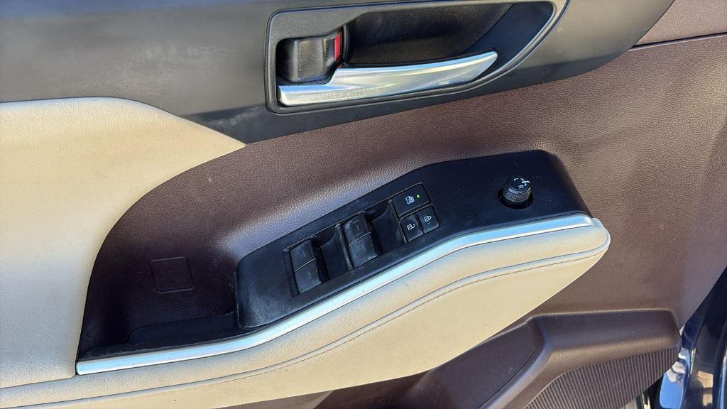 used 2021 Toyota Highlander car, priced at $25,999