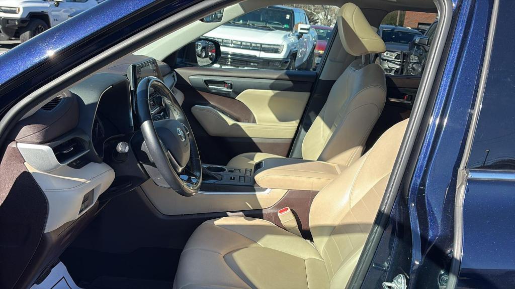 used 2021 Toyota Highlander car, priced at $25,999