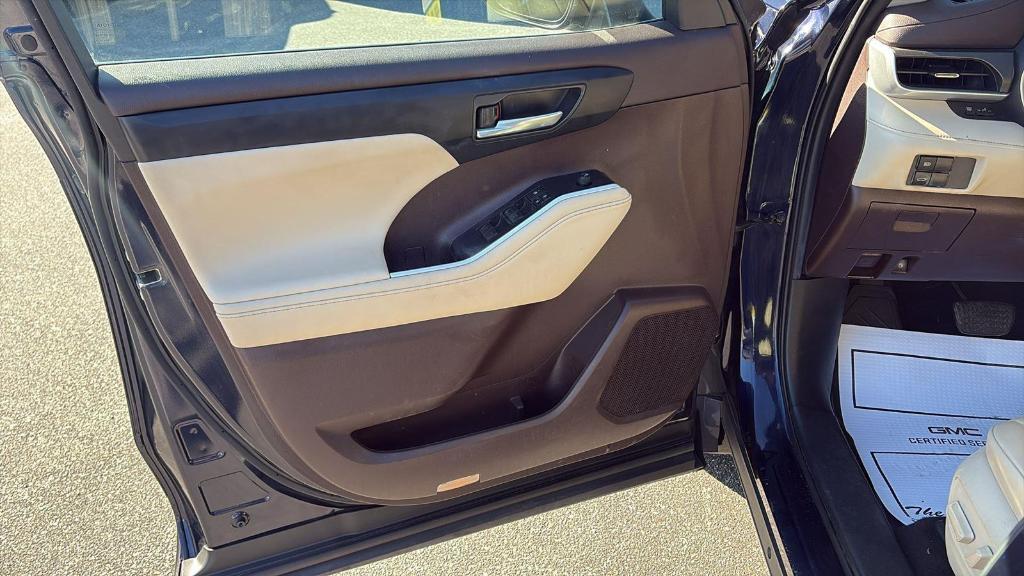 used 2021 Toyota Highlander car, priced at $25,999