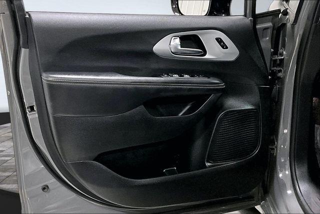 used 2025 Chrysler Pacifica car, priced at $33,851
