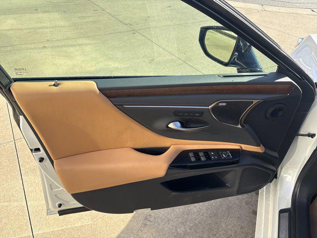 new 2025 Lexus ES 350 car, priced at $54,525