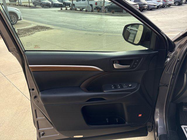 used 2019 Toyota Highlander car, priced at $29,014