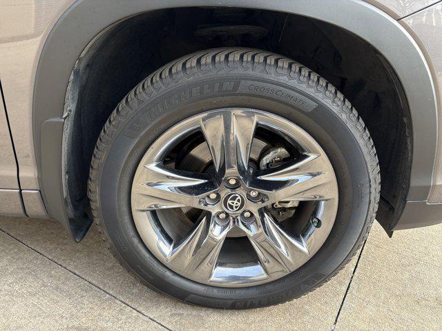 used 2019 Toyota Highlander car, priced at $29,014