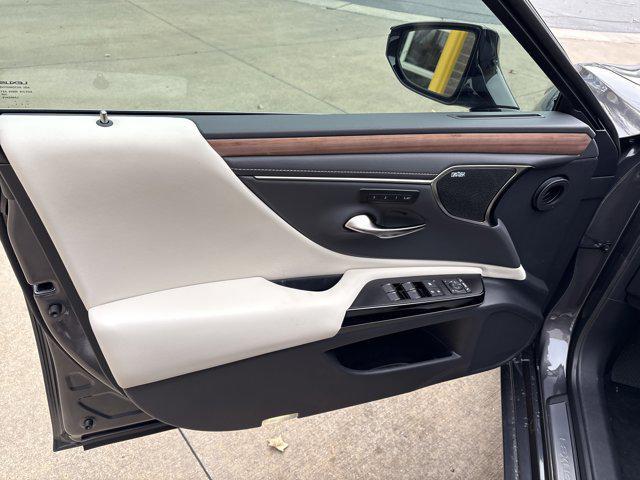 new 2025 Lexus ES 350 car, priced at $52,630