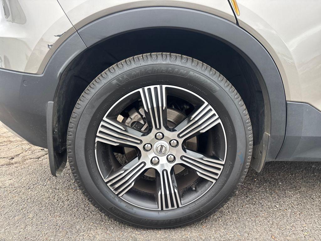 used 2021 Volvo XC40 car, priced at $24,900