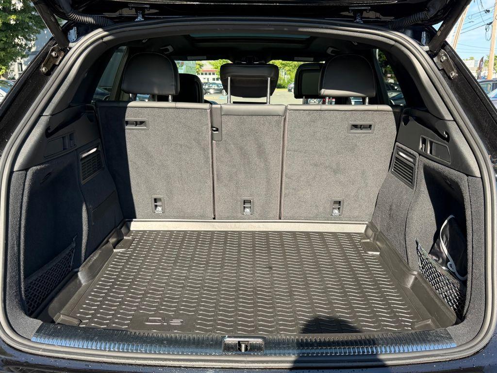 Audi SQ5 view 31