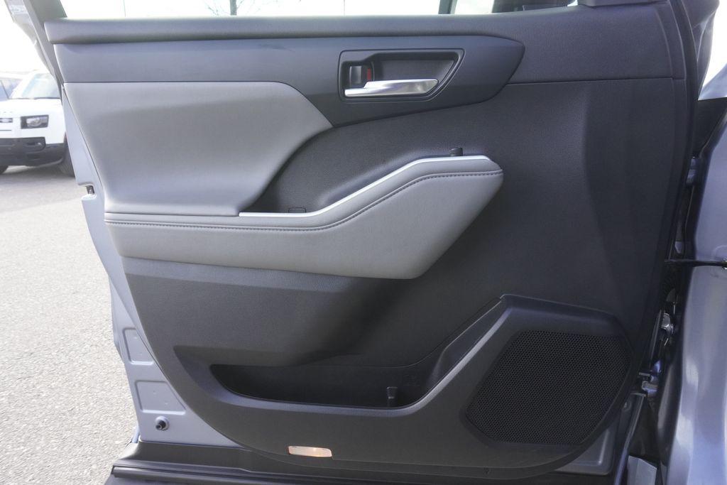 used 2022 Toyota Highlander car, priced at $33,175