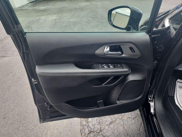 used 2025 Chrysler Pacifica car, priced at $30,594