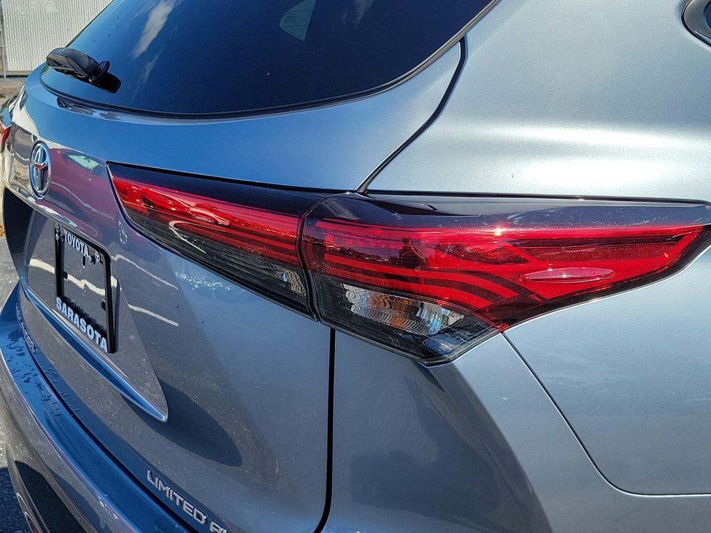 used 2020 Toyota Highlander car, priced at $33,122