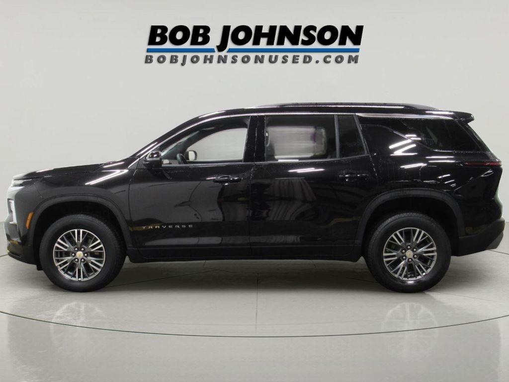 used 2024 Chevrolet Traverse car, priced at $33,920