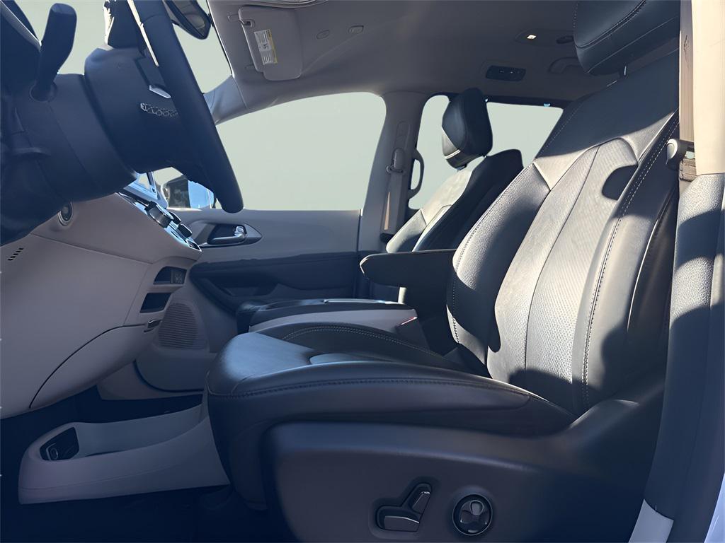 used 2024 Chrysler Pacifica car, priced at $28,299