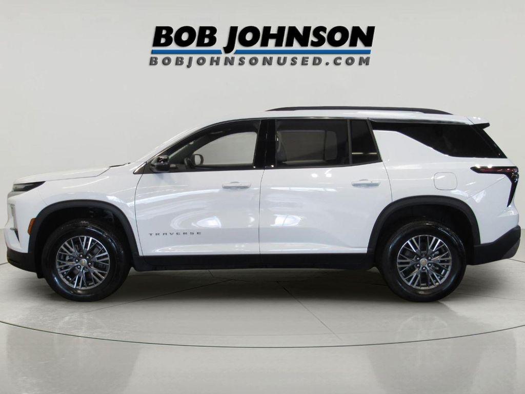 used 2025 Chevrolet Traverse car, priced at $37,897