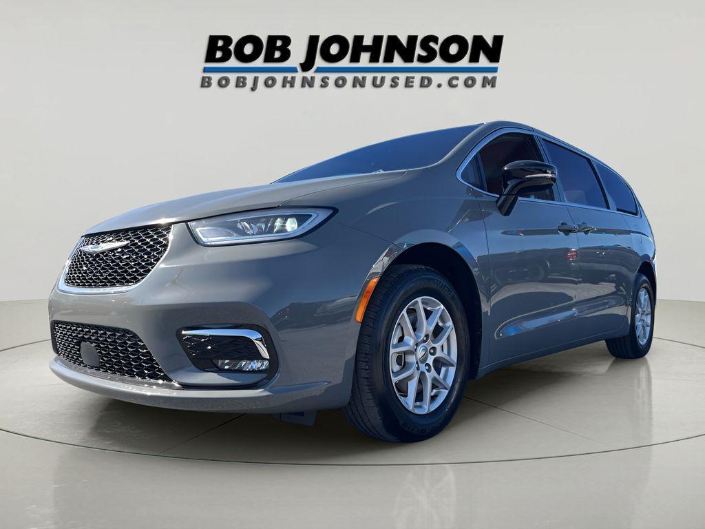 used 2025 Chrysler Pacifica car, priced at $31,588