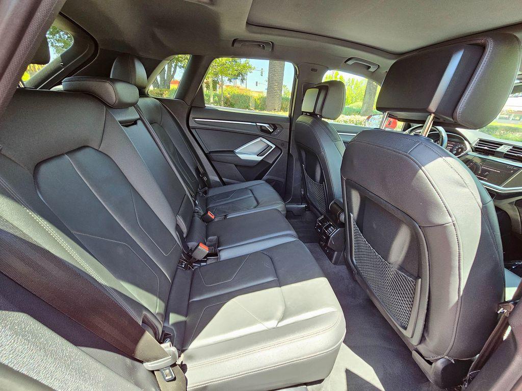 Audi Q3 view 26