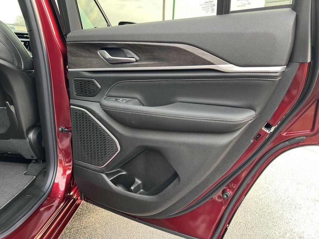 new 2026 Jeep Grand Cherokee car, priced at $50,052
