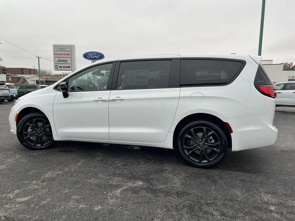 new 2026 Chrysler Pacifica car, priced at $44,824