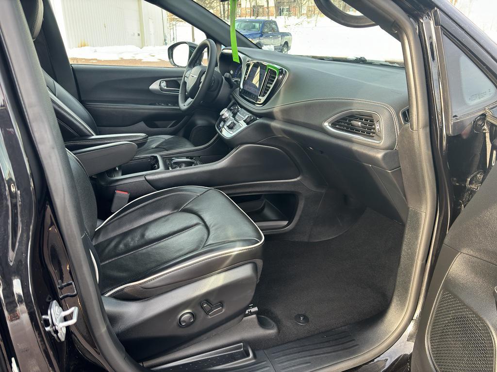 used 2025 Chrysler Pacifica car, priced at $40,094