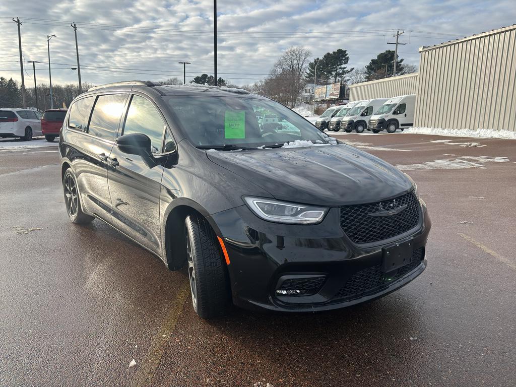 used 2025 Chrysler Pacifica car, priced at $40,094
