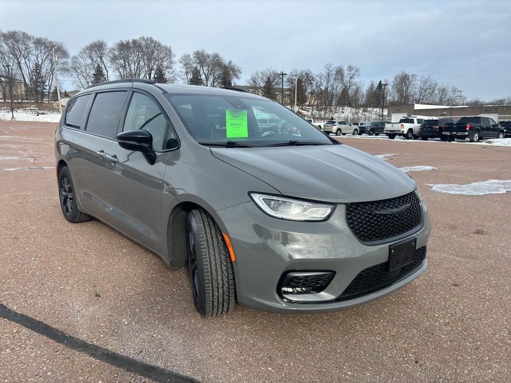 used 2025 Chrysler Pacifica car, priced at $40,216