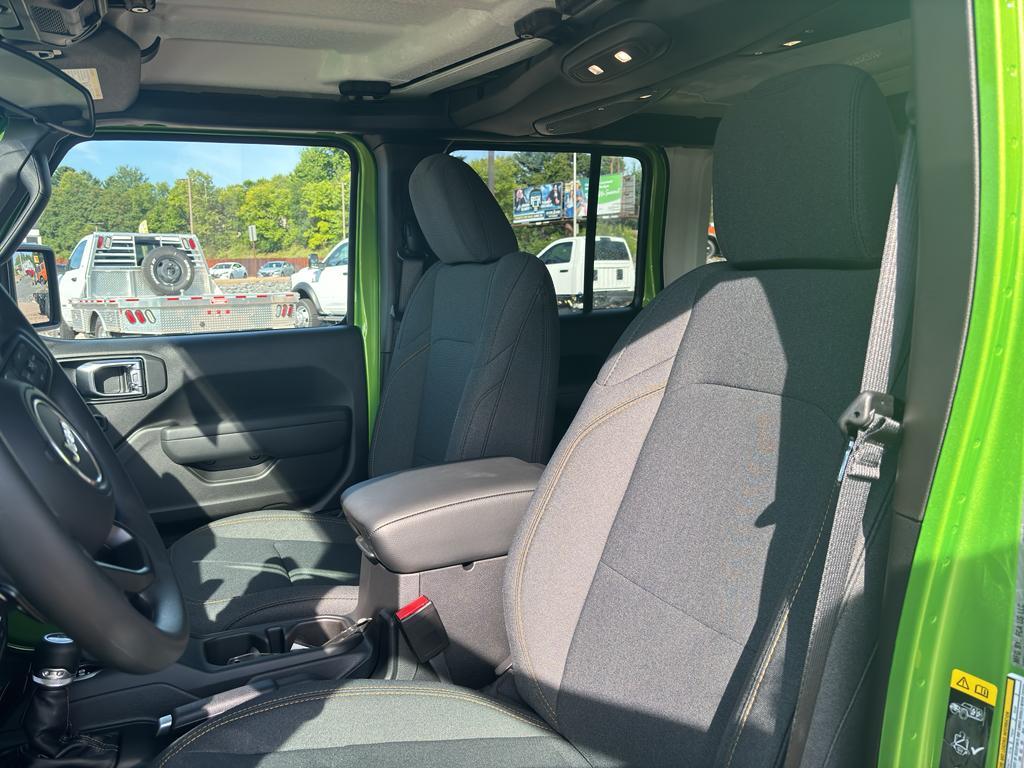 new 2025 Jeep Wrangler car, priced at $47,370