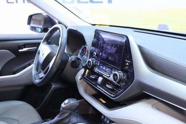 used 2024 Toyota Highlander Hybrid car, priced at $42,900