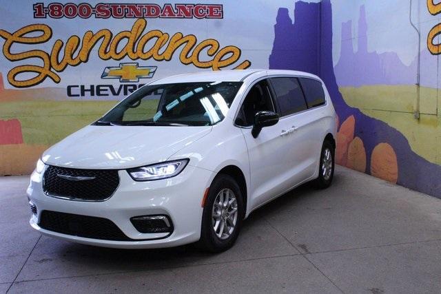 used 2025 Chrysler Pacifica car, priced at $30,900