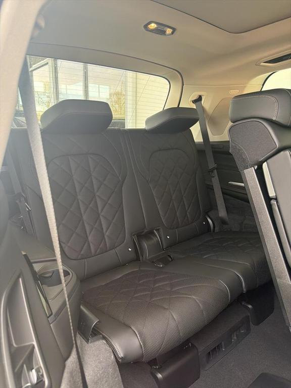 new 2026 BMW X7 car, priced at $91,885