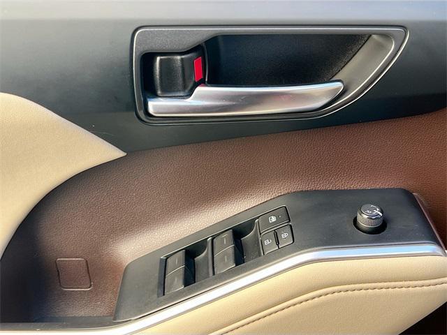 used 2022 Toyota Highlander car, priced at $33,500