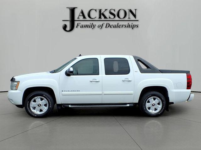 used 2007 Chevrolet Avalanche car, priced at $11,995