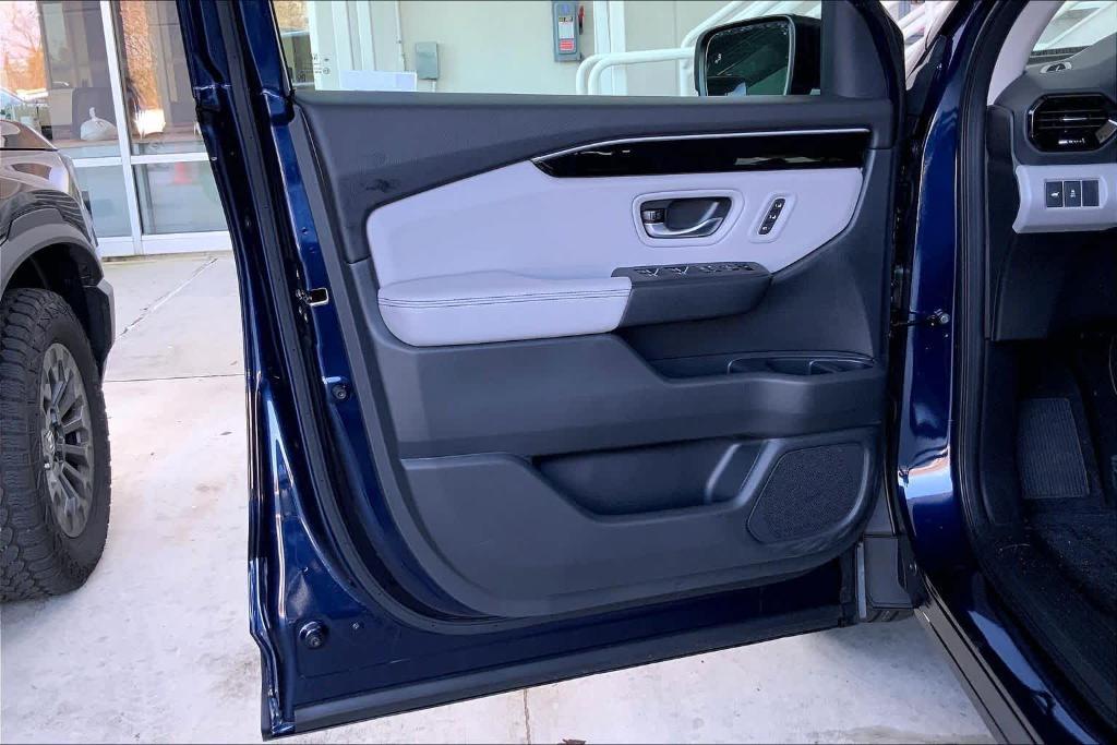 new 2025 Honda Pilot car, priced at $44,995