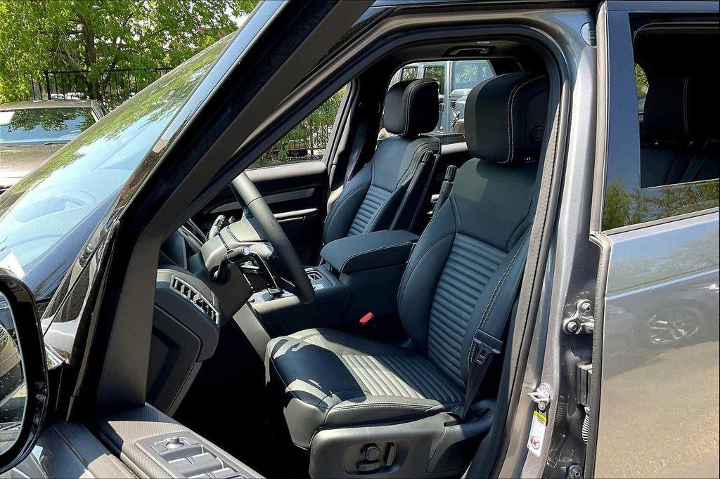 new 2025 Land Rover Discovery car, priced at $75,575