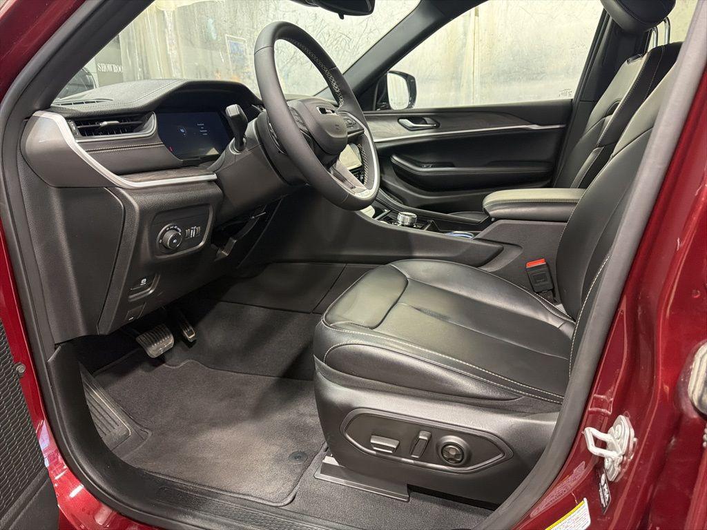 used 2025 Jeep Grand Cherokee car, priced at $37,500