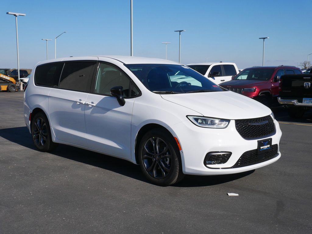 new 2026 Chrysler Pacifica car, priced at $41,484