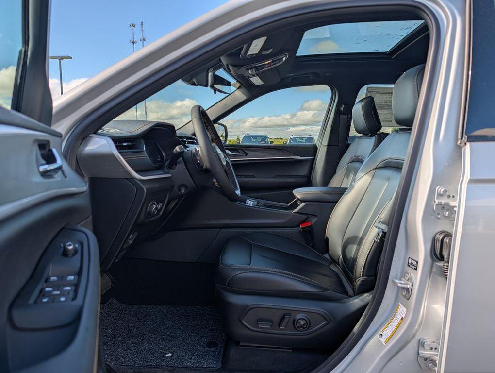 new 2026 Jeep Grand Cherokee car, priced at $47,328