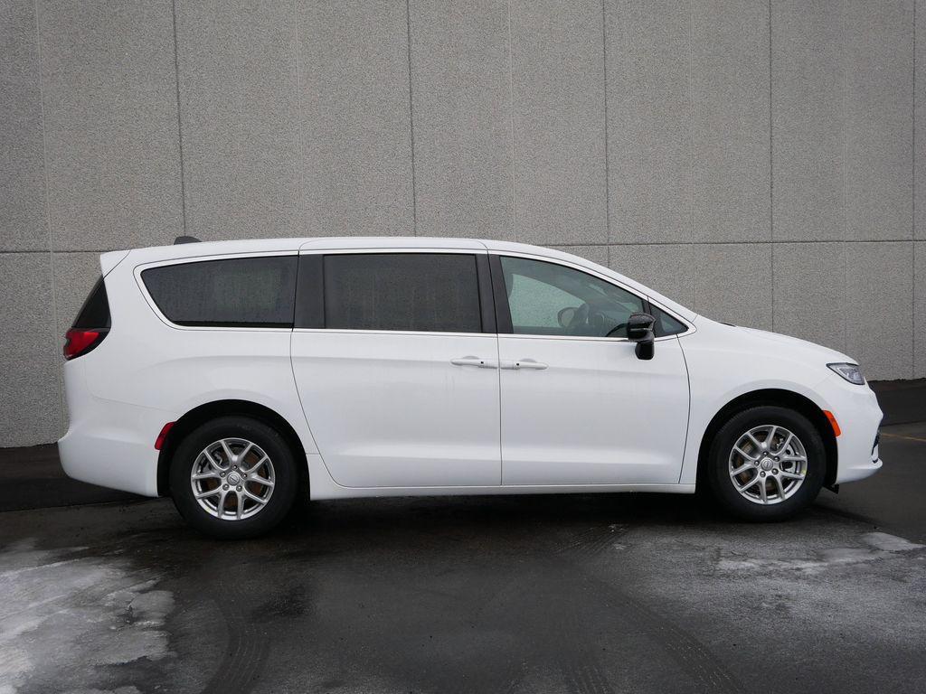 new 2026 Chrysler Pacifica car, priced at $40,031