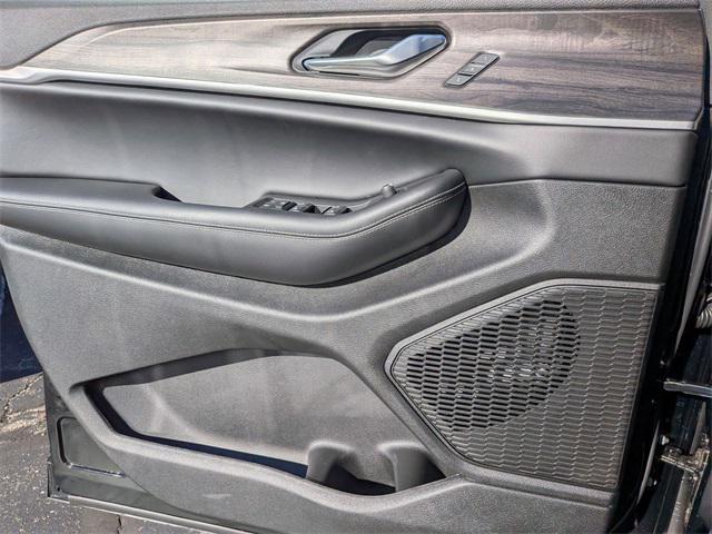 new 2025 Jeep Grand Cherokee car, priced at $37,714