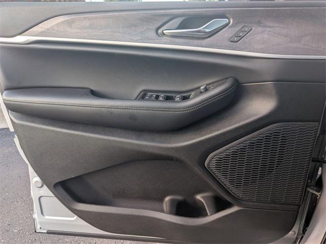 new 2025 Jeep Grand Cherokee car, priced at $38,224