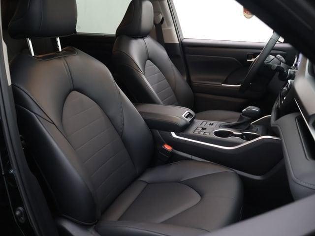 used 2025 Toyota Highlander car, priced at $46,953