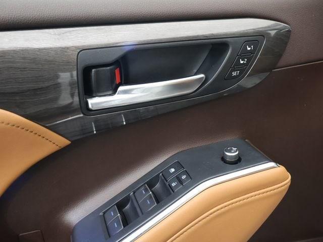 used 2022 Toyota Highlander Hybrid car, priced at $42,777