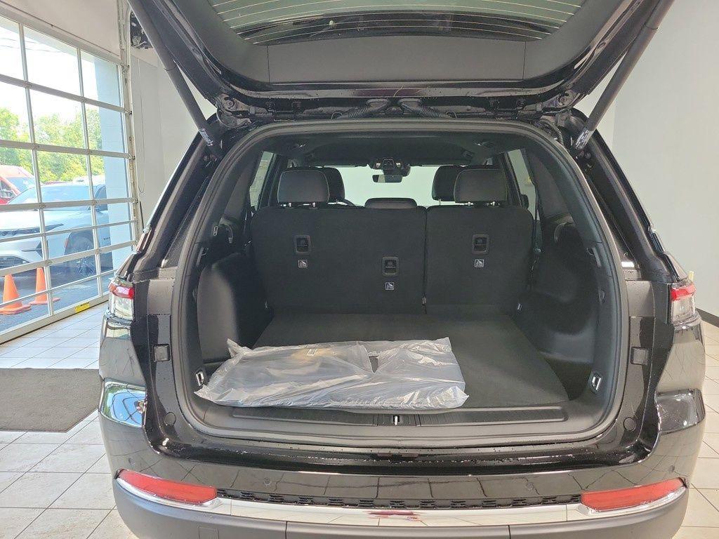 new 2025 Jeep Grand Cherokee car, priced at $39,992