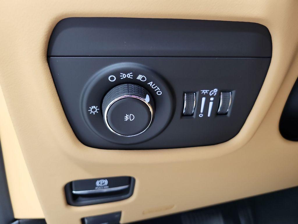 new 2026 Jeep Grand Cherokee car, priced at $57,952